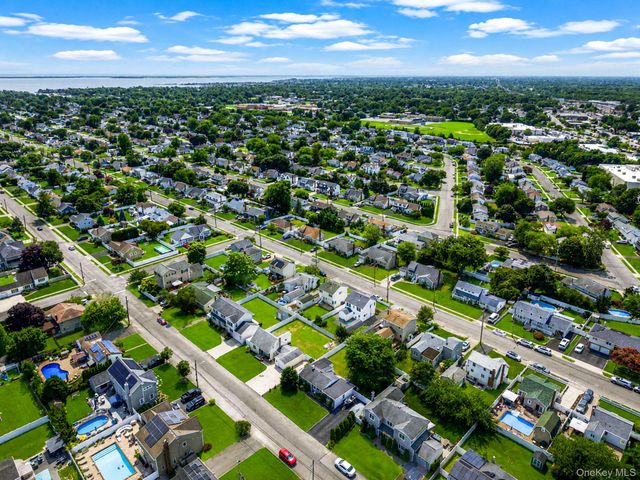 822 Milligan Lane, West Islip, NY 11795