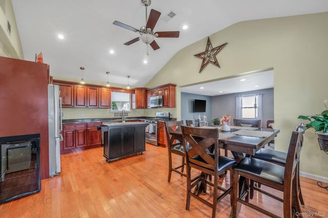 822 Milligan Lane, West Islip, NY 11795