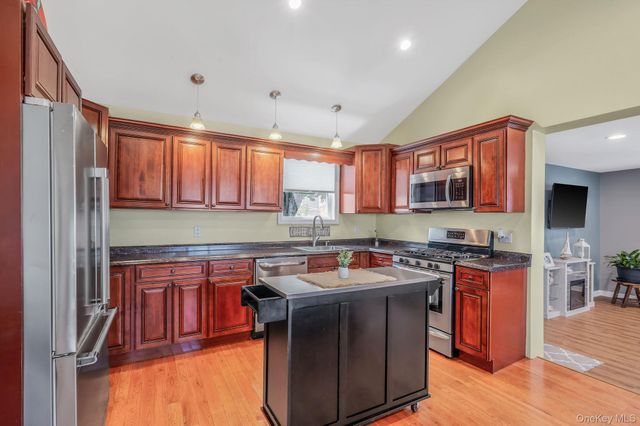 822 Milligan Lane, West Islip, NY 11795