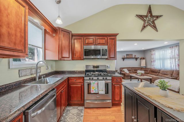 822 Milligan Lane, West Islip, NY 11795