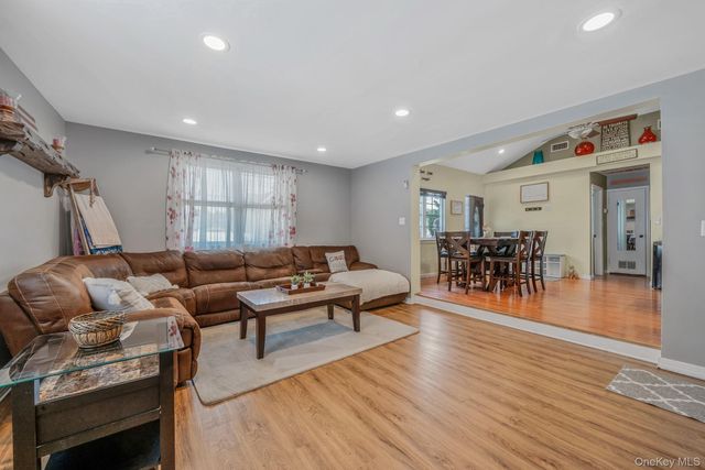 822 Milligan Lane, West Islip, NY 11795