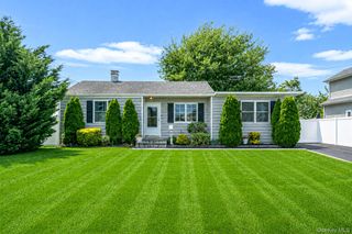 822 Milligan Lane, West Islip, NY 11795