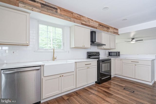 13 AVON CT, Blackwood, NJ 08012