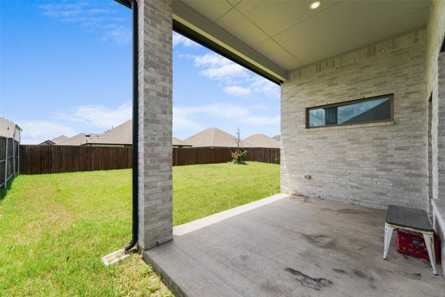 302 Coyote Creek Drive, Lavon, TX 75166