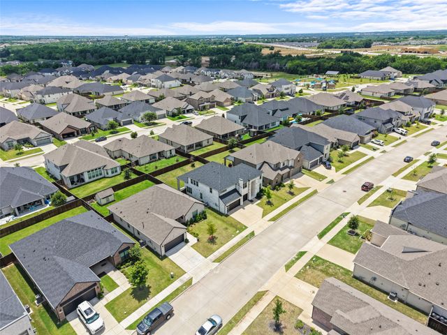302 Coyote Creek Drive, Lavon, TX 75166
