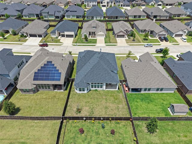 302 Coyote Creek Drive, Lavon, TX 75166