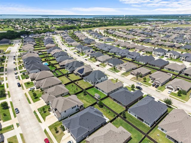 302 Coyote Creek Drive, Lavon, TX 75166