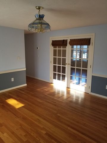 24 Washington Green 24, Walpole, MA 02032