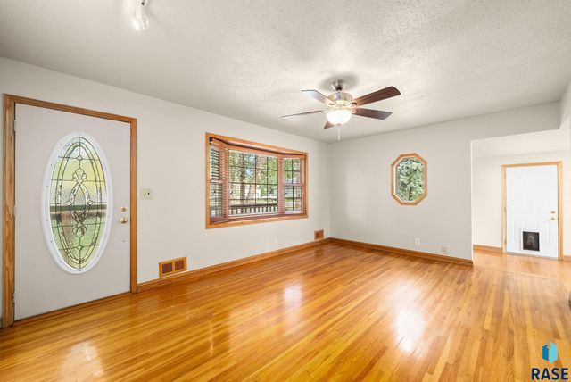 503 E Willow St Street, Harrisburg, SD 57032