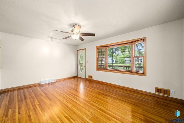 503 E Willow St Street, Harrisburg, SD 57032