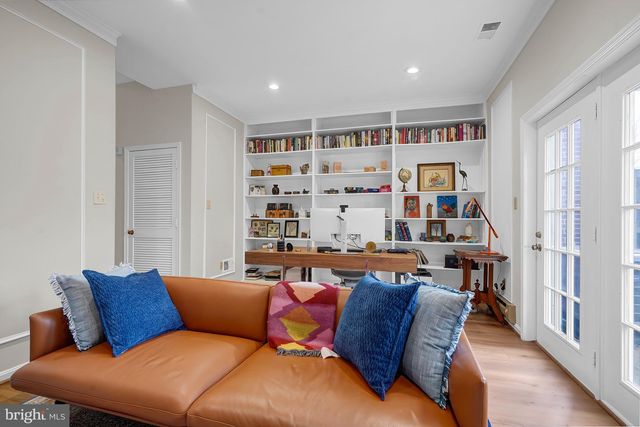 5934 MUNSON CT, Falls Church, VA 22041