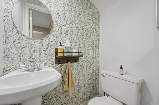 2437 Unity Avenue N, Golden Valley, MN 55422