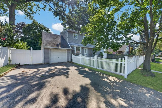 10 Field Place, Huntington Station, NY 11746