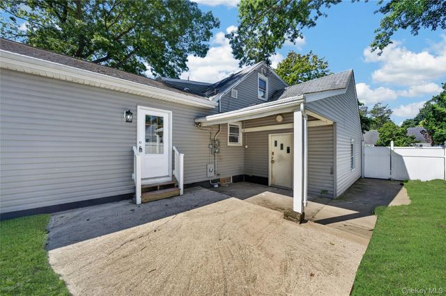 10 Field Place, Huntington Station, NY 11746