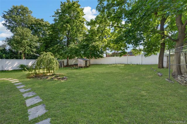 10 Field Place, Huntington Station, NY 11746