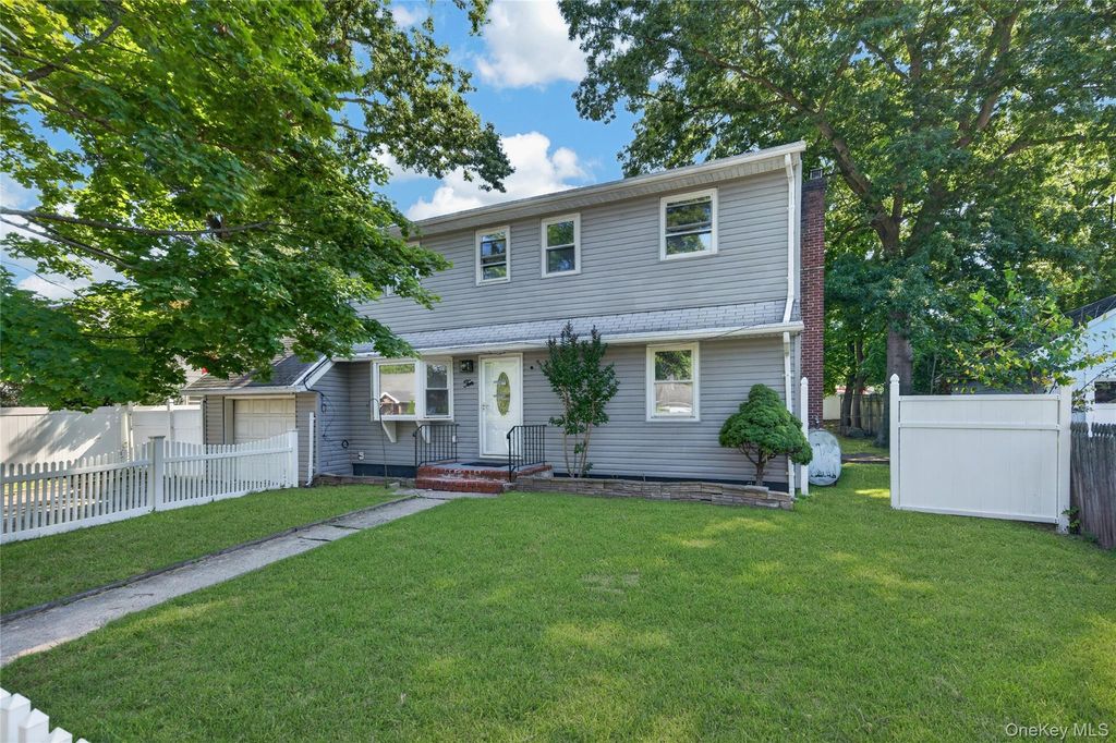 10 Field Place, Huntington Station, NY 11746