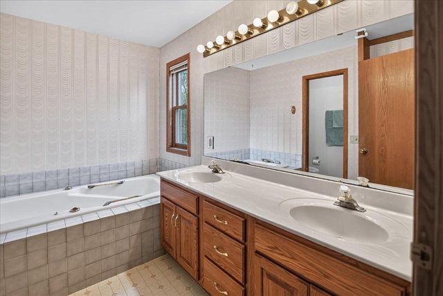6 Fredericksburg Court, Madison, WI 53718