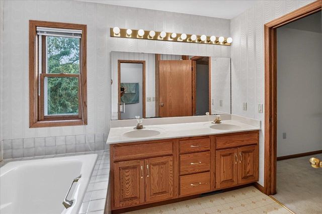 6 Fredericksburg Court, Madison, WI 53718