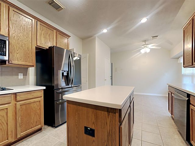 155 S Queenscliff Circle, Spring, TX 77382