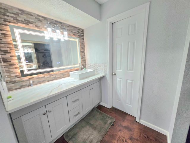10555 Turtlewood Court 2105, Houston, TX 77072