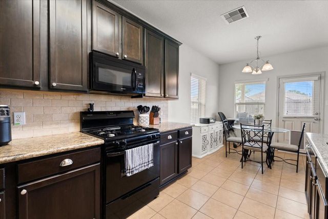 285 Country Crossing Circle, Magnolia, TX 77354