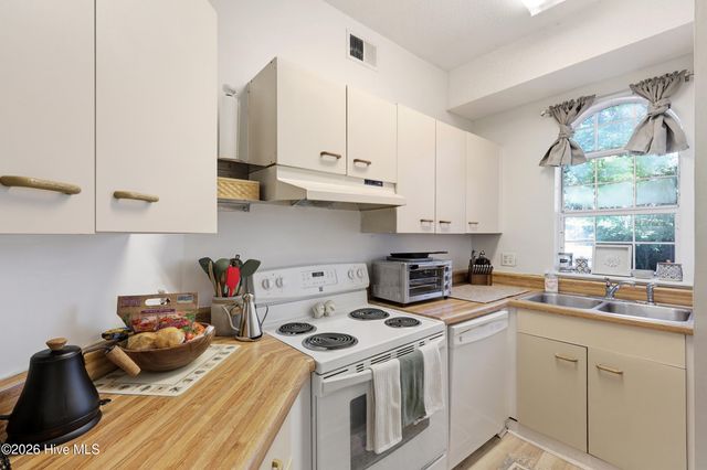 4230 Wilshire Boulevard Apt 104, Wilmington, NC 28403