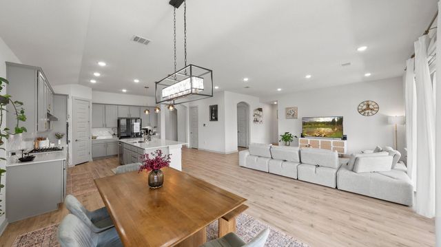 1904 Jay Bird LN, Leander, TX 78641