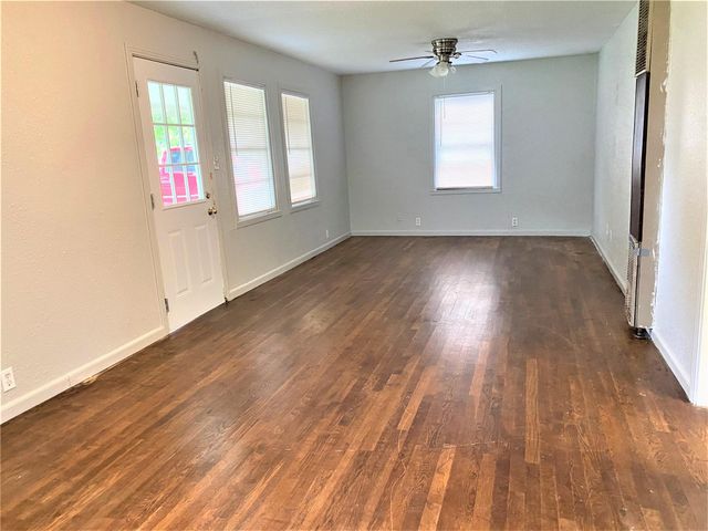 621 S Commerce ST, Lockhart, TX 78644