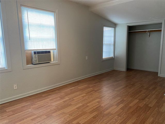 621 S Commerce ST, Lockhart, TX 78644
