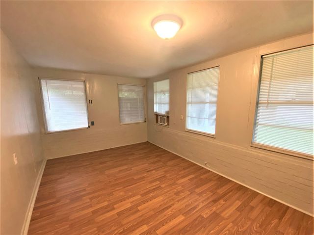621 S Commerce ST, Lockhart, TX 78644