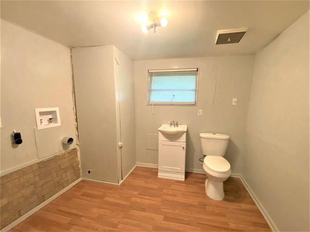 621 S Commerce ST, Lockhart, TX 78644