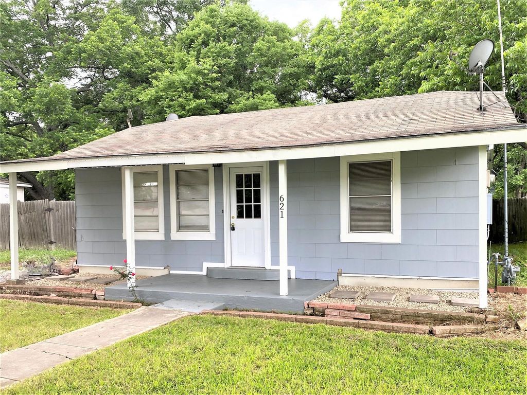 621 S Commerce ST, Lockhart, TX 78644