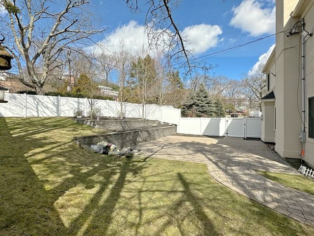 9 Vine St, Newton, MA 02467