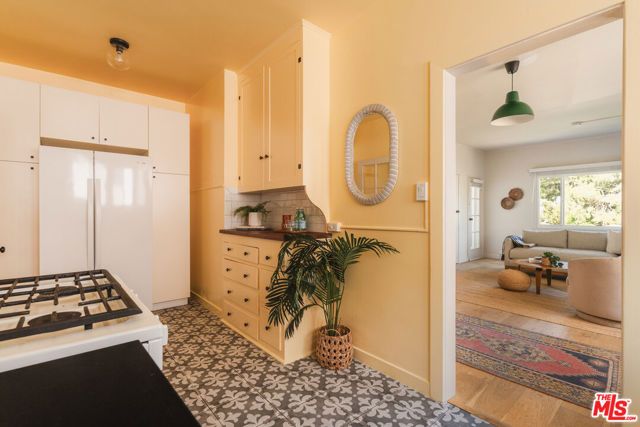 1224 N Hoover Street, Los Angeles, CA 90029