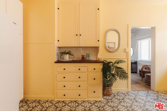1224 N Hoover Street, Los Angeles, CA 90029