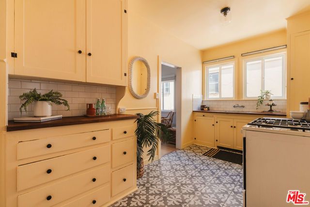 1224 N Hoover Street, Los Angeles, CA 90029