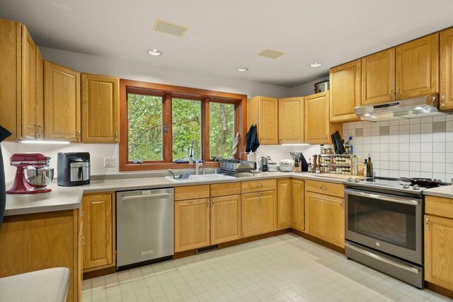 6760 Sunset Drive, Verona, WI 53593