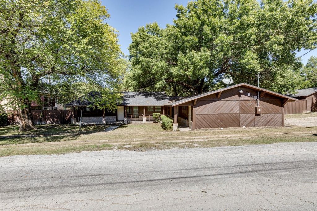 105 Barrows Lane, Desoto, TX 75115 — exterior