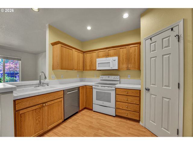 1198 Se BACARRA St, Hillsboro, OR 97123