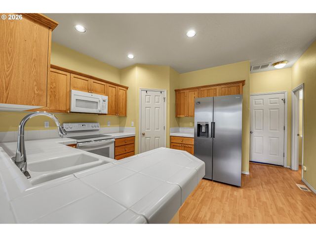 1198 Se BACARRA St, Hillsboro, OR 97123