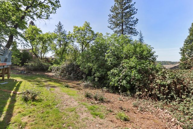 1635 Country Club Dr, Placerville, CA 95667