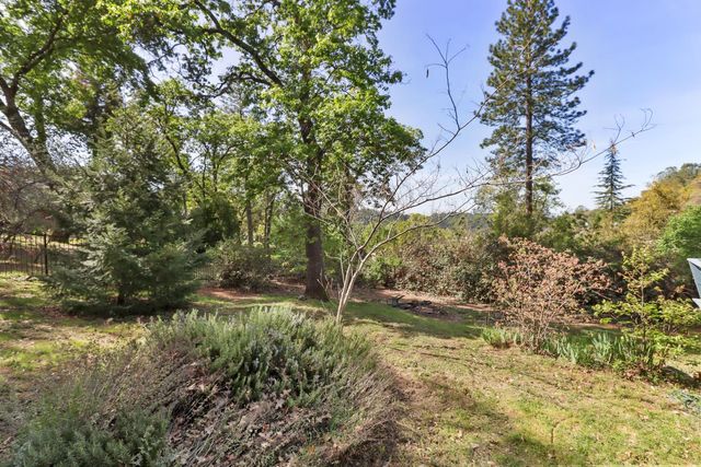1635 Country Club Dr, Placerville, CA 95667