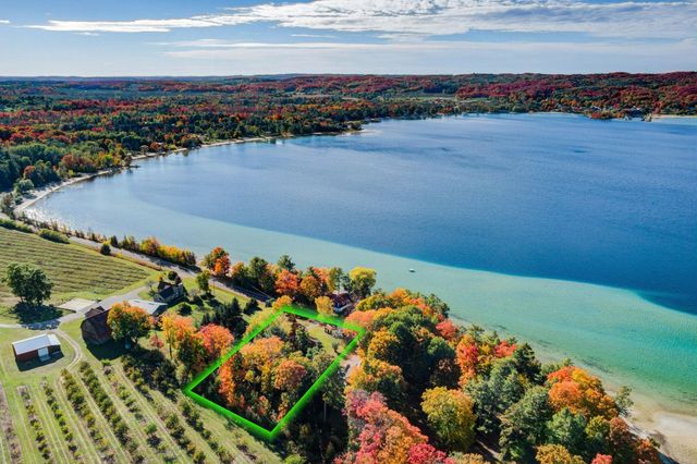 783 S Stony Point Road, Suttons Bay, MI 49682