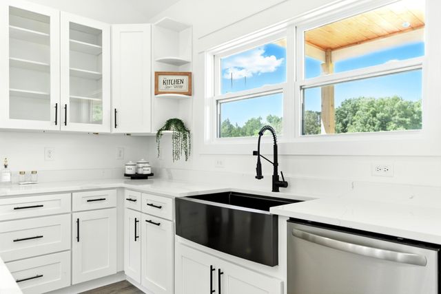 607 Collier Bend Rd, Charlotte, TN 37036