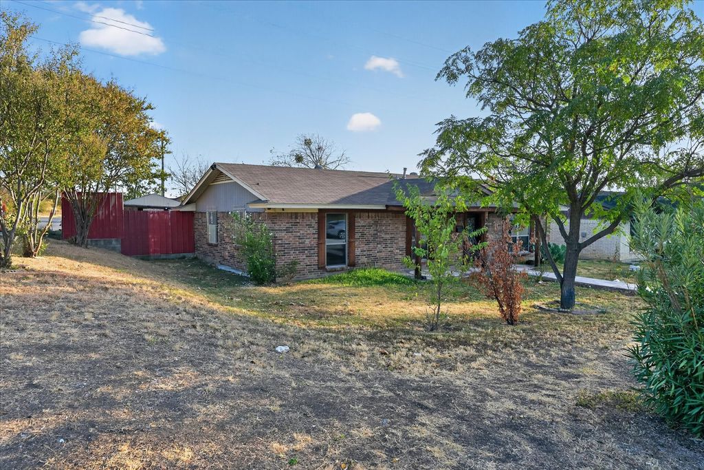 5867 Beau Purple Drive, Dallas, TX 75211 — exterior