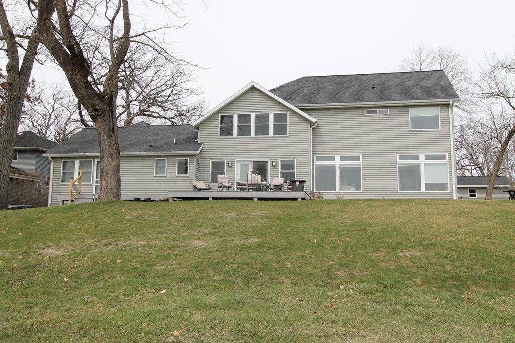 27447 N Lake DRIVE, Waterford, WI 53185