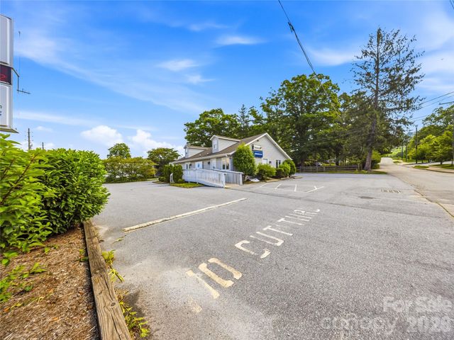 2124 Hendersonville Road, Arden, NC 28704