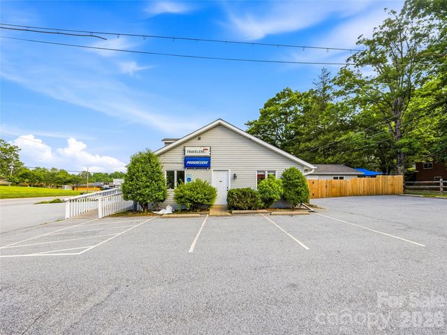 2124 Hendersonville Road, Arden, NC 28704