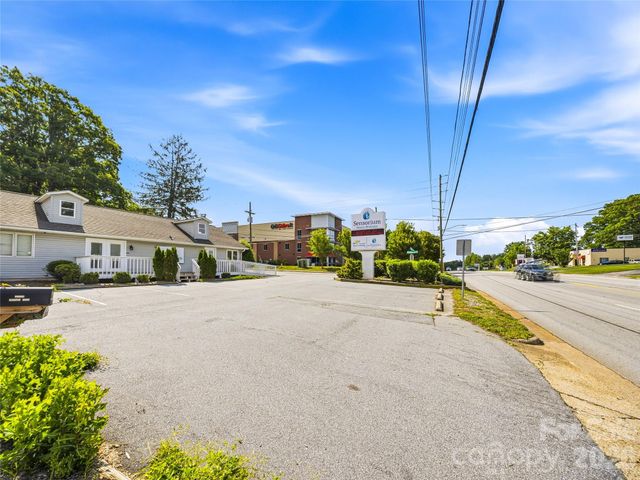 2124 Hendersonville Road, Arden, NC 28704