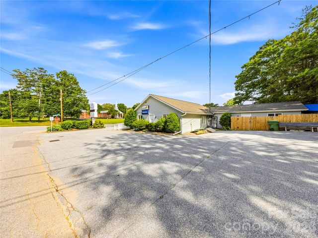 2124 Hendersonville Road, Arden, NC 28704